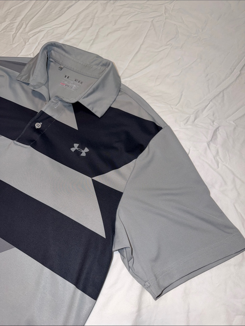 Under Armour Light Gray & Black Geometric Polo (M)